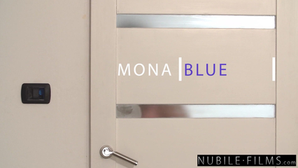 Широко раздвинула ножки, чтобы любимый сделал глубокий кунилингус