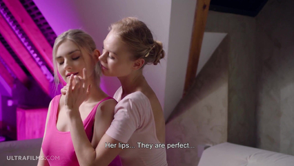 2 молодым блондиночкам нравится заниматься лесбийским сексом