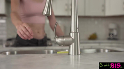 Развратная сводная сестра отдалась родному брату на стиральной машинке