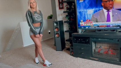 Блондинка с красивой попкой любит трахаться после потной тренировки