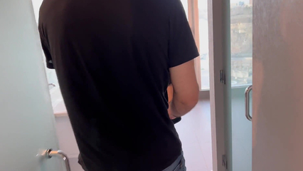 Бесстыжая жена по очереди трахается с двумя мужиками в отеле