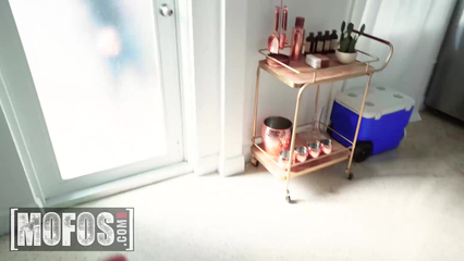 Трахаюсь с другом парня, пока он в очках виртуальной реальности