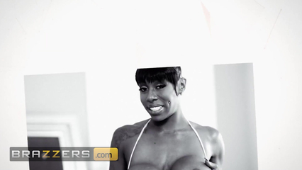 Молодой парень не брезгует и трахает морщинистые письки грудастых зрелок