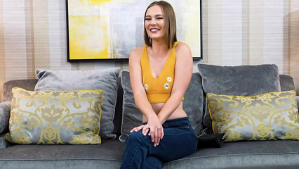 Сводная сестра раздвинула ноги перед братом, пока никто не видел