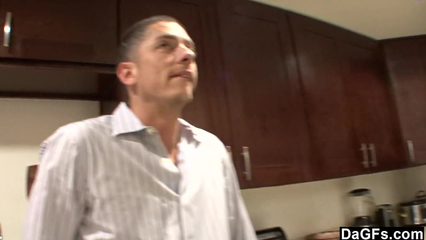 Голодный до секса отчим отлизал киску красивой молодой падчерице