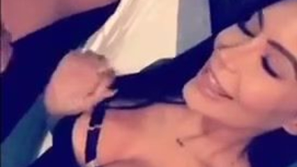 Две красотки на пару лижут член таксиста Убера, чтобы не платить за проезд