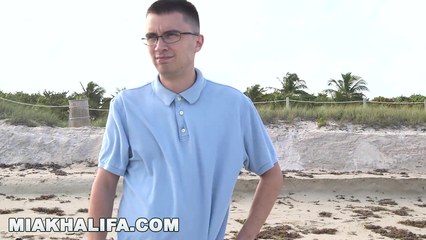 Учу одногруппника сексу на примере своей красивой бритой киски