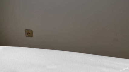 Брат трахнул сводную сестру, когда она застряла в диване