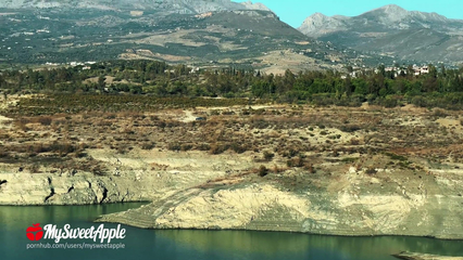 Девушка возбудилась во время поездки, и пришлось остановиться для траха