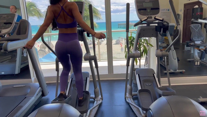 Пышногрудая порно модель уселась на член парня, чтобы расслабиться