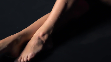 Отвлек девчонку от видео игры, чтобы трахнуть ее горячую писечку