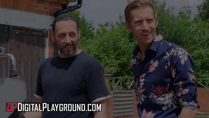 Милфа блондинка в черном латексе разбирается с двумя большими членами