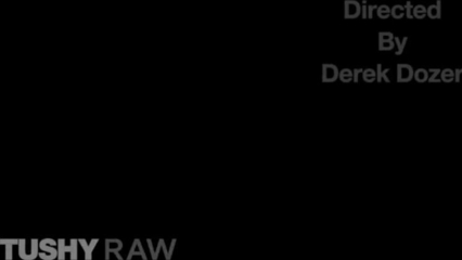 Усадил милашку на большой член и добротно растянул ей попку