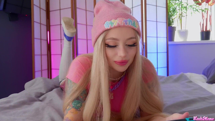 Сексапильная геймерша сделала перерыв и трахнулась в кремовую киску