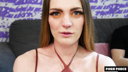 Телка озвучивает и комментирует жесткий анальный секс подруги