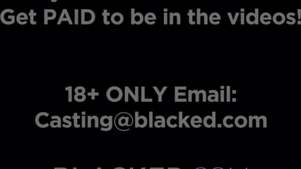 Белая девчонка изменяет парню и дает негру лизать свою письку