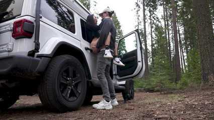 Молодые путешественники сняли свой любительский секс в горах у машины