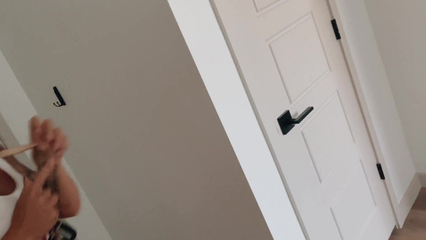 Блондинка официантка без трусиков отдалась мускулистому парню