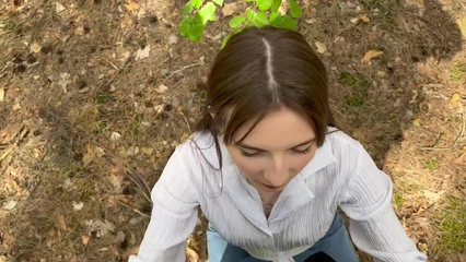 Трахаемся в машине с парнем после того, как нас увидели в лесу