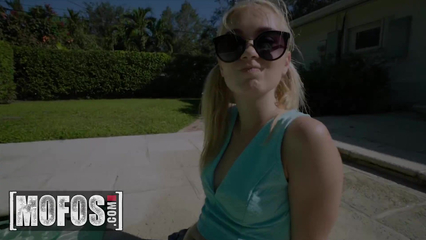 Соблазнила соседского парня, чтобы он трахнул меня своим толстым членом