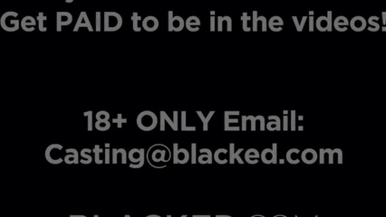 Красивая блондинка играется с длинным черным членом негра