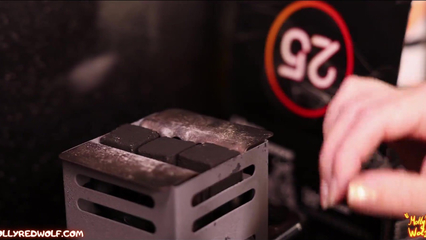 Подруга ласкает мой член язычком, пока делает кальян на вечер