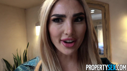 Сексапильная риелторша разделась и трахнула своего богатого клиента