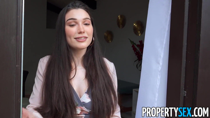 Симпатичная риелторша минетом и пиздой уговаривает клиента купить квартиру