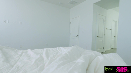 Возбужденная сестра веселится с членом брата, пока никого нет дома