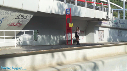 Сисястая медсестра на вокзале не отказалась от быстрых денег и большого черного члена