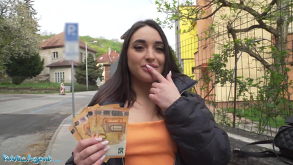 Хватило и 200 евро, чтобы испанка задрала платье и дала в писю