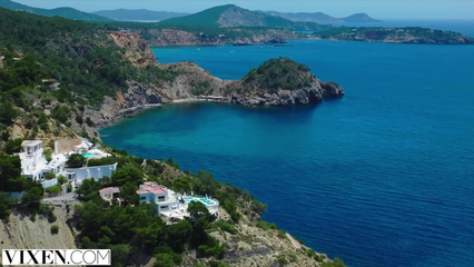 Молодая консьержка знает, как доставить гостью удовольствие