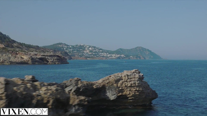 Эта сучка изменила своему парню на курорте, ведь все равно не узнает