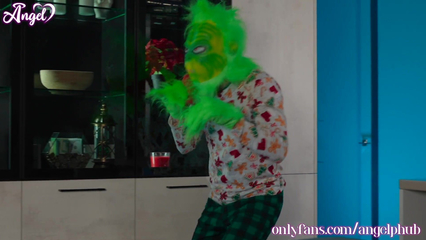 Гринч не стал трогать ёлку, ему нужна была моя попка