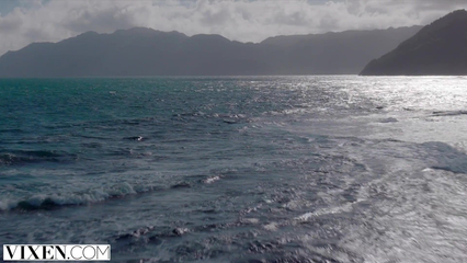 Фигуристая блондинка модель соблазнила на секс фотографа во время фотосессии