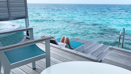 Парень трахает мой анал, пока я загораю на солнце