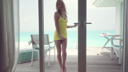 Парень трахает и доводит молодую девчонку до реального оргазма