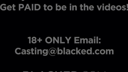 Две шлюхи блондинки розовыми кисками ублажают большой член негра