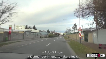 Молодую студентку из колледжа трахают в автобусе для секса