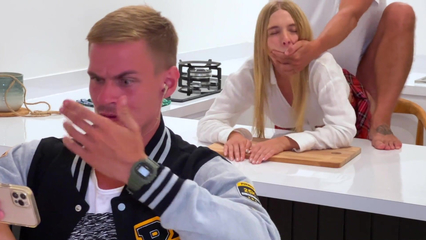 Раскованная телка трахается с другом за спиной у своего парня