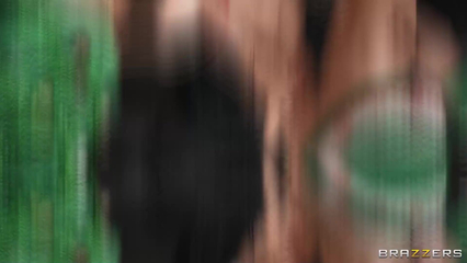 Мать и дочь по очереди скачут на члене сыночка