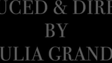 Садовник выебал молодую хозяйку, когда увидел ее голой