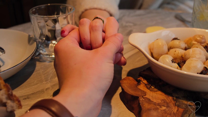 После ужина молодая красотка расслабила парня и помогла ему кончить