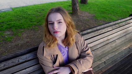 Сказал, что подарю новенький айфон, так она сразу встала раком для траха