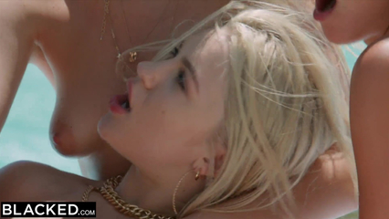 Красивые молодые девчонки делят между собой большой черный член негра