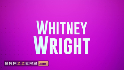 Брюнетка залезла под стол в ресторане и хорошенько отсосала парню