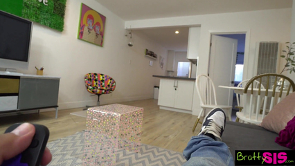 Младшая сестра ловит кайф от большого члена брата в своей киске