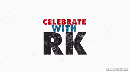 Стройная девчонка отдалась приятелю в ванной на вечеринке у друзей