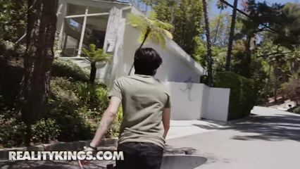 Милфа блондинка поймала двух сопляков и занялась с ними сексом