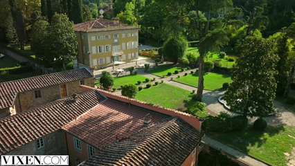 Миниатюрная блондинка модель кончает на члене своего нового парня